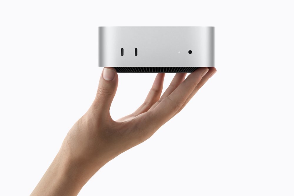 애플 신형 맥미니 M6 실물 — 손에 든 컴팩트 알루미늄 바디와 전면 USB-C 포트